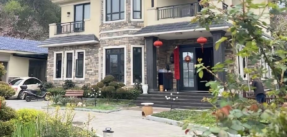 清明我回老家烧纸，先去哥哥家碰头。到了坟上烧完纸，走回来路过老宅子，这才真觉得，