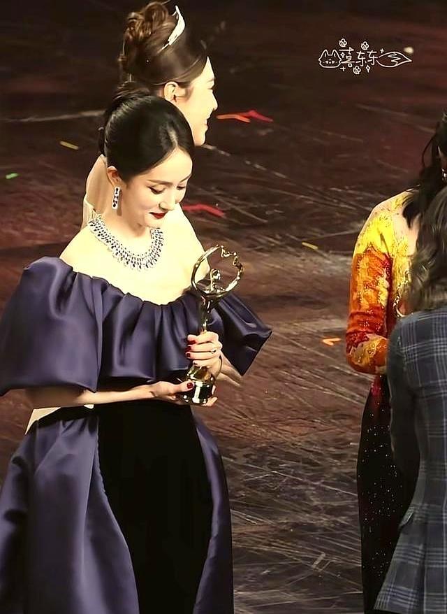 杨幂领奖，台下几百人冲她齐声高喊“退票”，话筒里的声音都盖不住。本来威尼斯