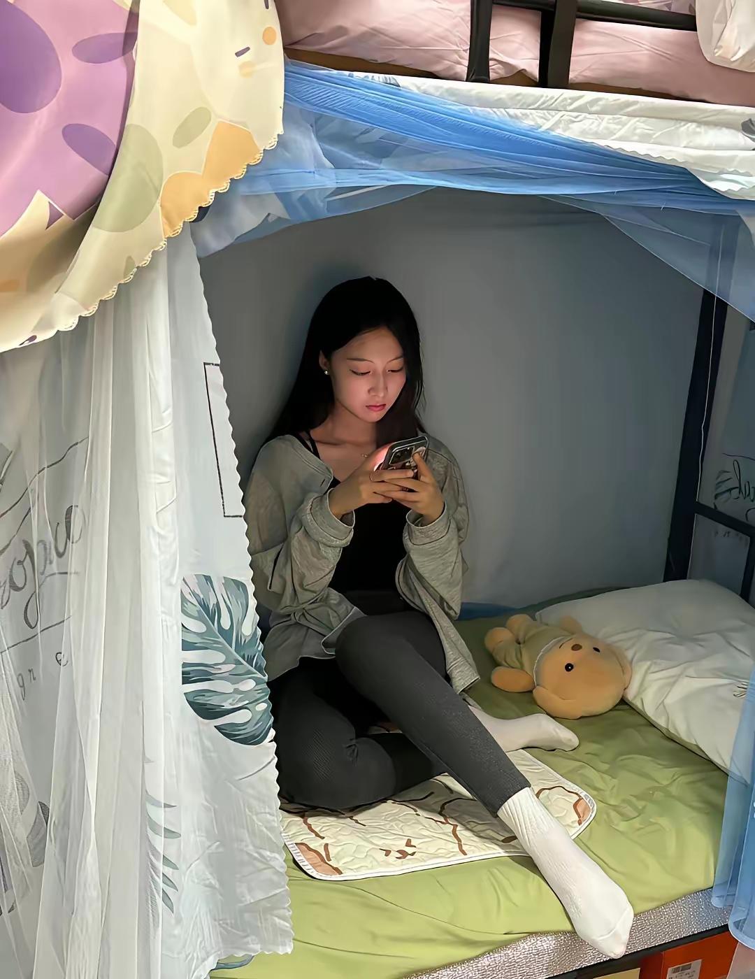 KTV生意凉透！姐妹争破头，我躺平刷手机竟成赢家？现在挣钱难到抠脚，KTV