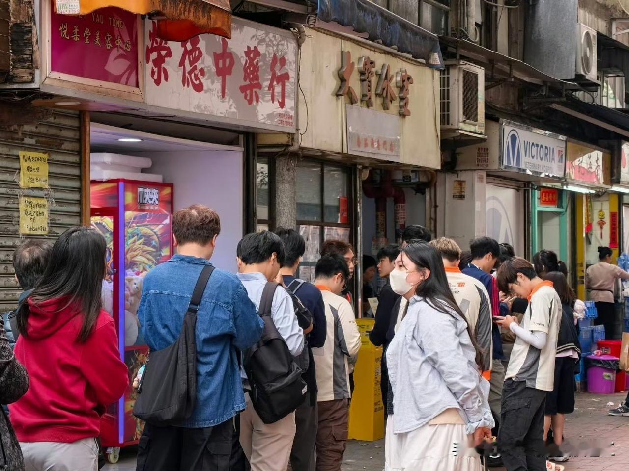 最近，香港元朗一间名为“大宝冰室”的小店突然爆红，很多人来排队吃肉饼饭。而原