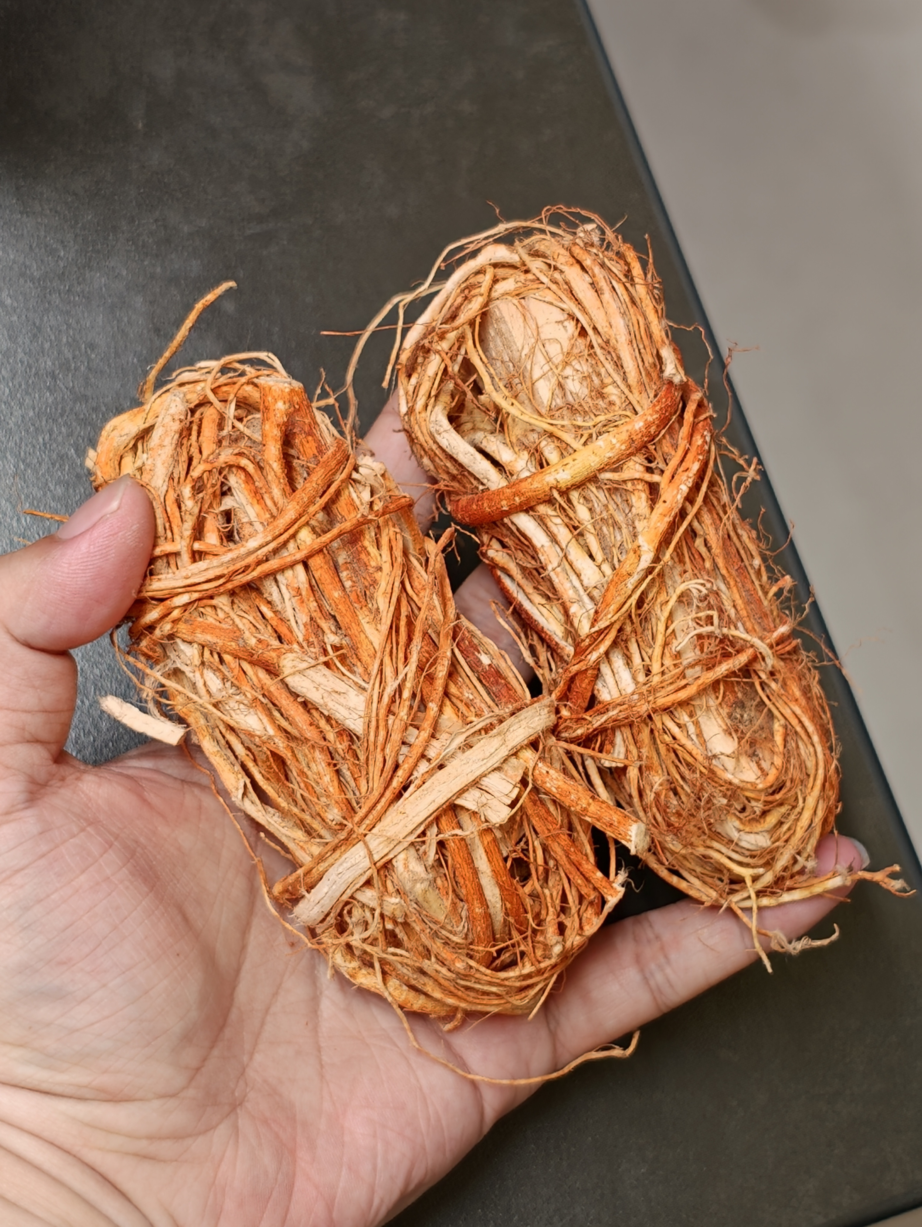 在菜市场买的五指毛桃，然后配菜市场买的雪花牛肉，这花纹太好了