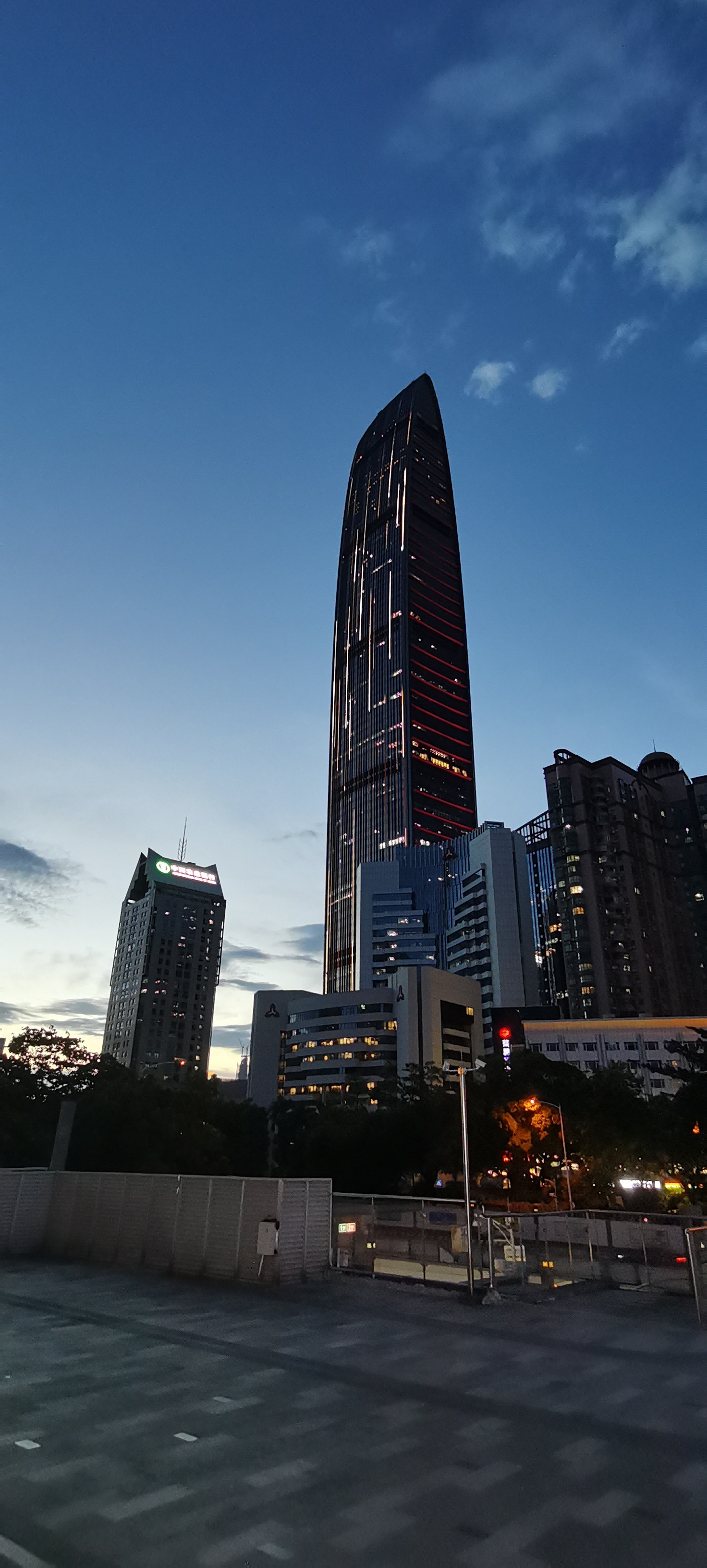 这些土豪，个个都是人中龙凤，却全都栽在了恒大许老板真不愧是土豪屠夫！苏宁老板张近东，2017年被许家