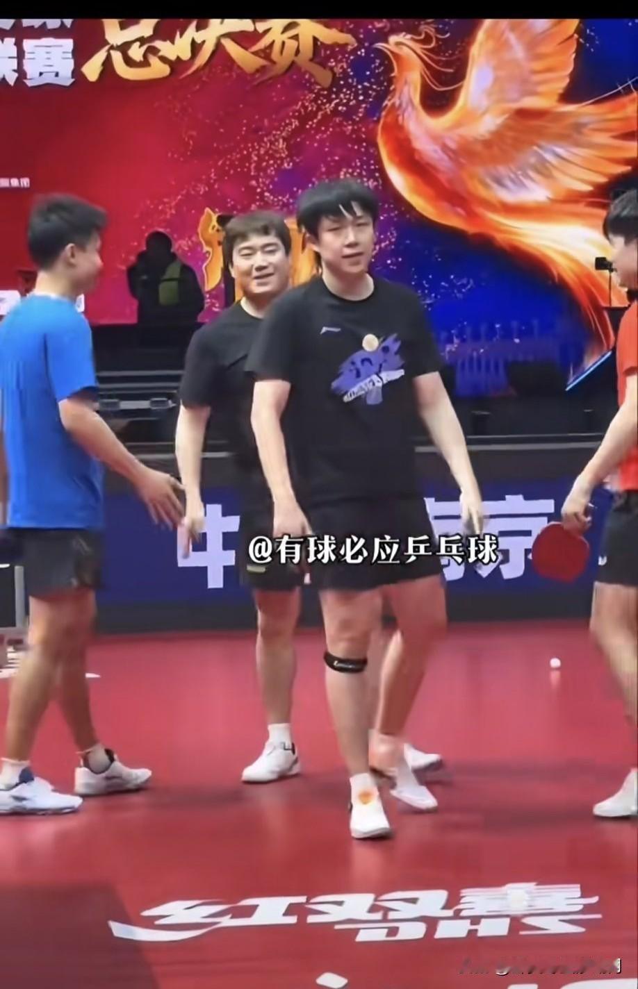 我就说小王走路怎么看着有点像怀孕的样子，原来是戴了护具。今天看了很多小王训练视