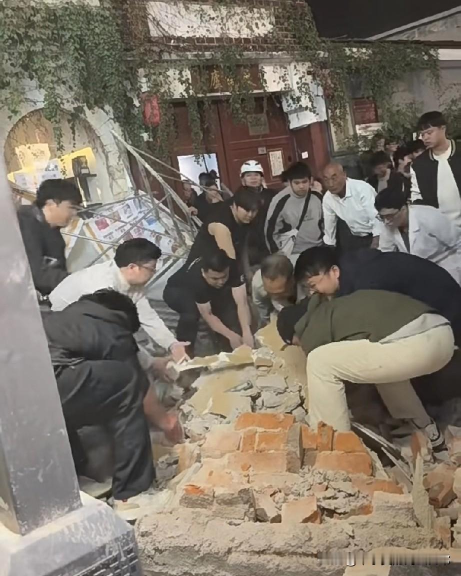 长沙潮宗街万圣节惊魂！墙体突然坍塌，路人徒手搬砖救人长沙潮宗街万圣节夜彻底