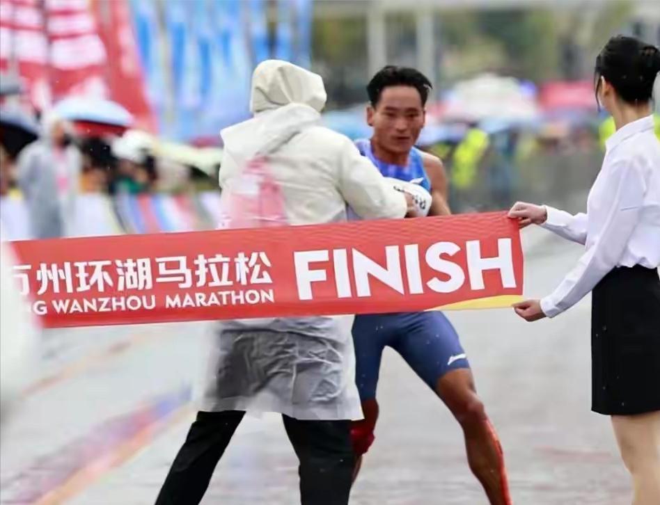 外媒痛批万州马拉松！爆料冠军多次向裁判解释，仍被强行推出赛道3月15日的重庆