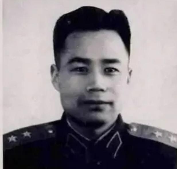 1937年，王近山去部队巡查，两个年轻女兵激动敬礼：“王副团长好！”话音刚落，他