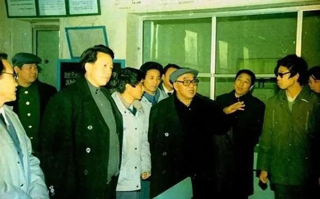 1990年，辽宁省长岳岐峰上任途中，被流氓一巴掌扇飞眼镜，直言不管你是什么人，今