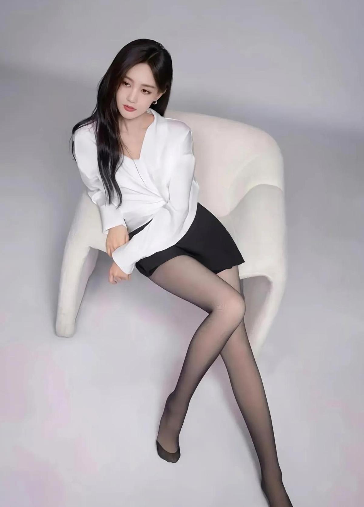 直接炸锅！李一桐这组黑丝造型也太“杀”了吧？以前总有人吐槽她长相清淡记不住，