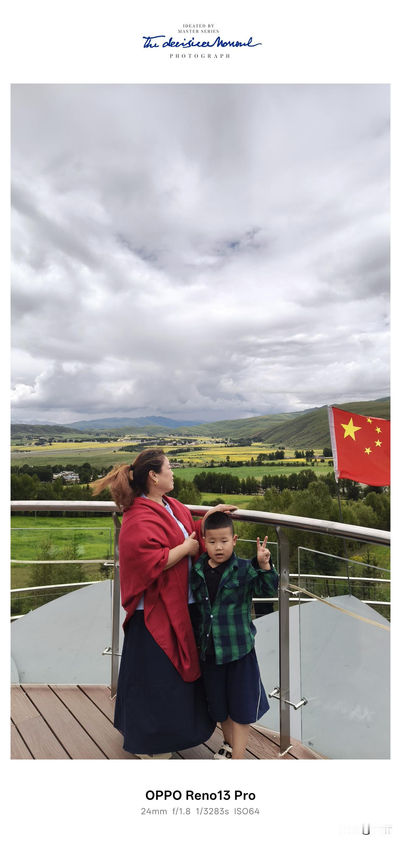 行走川西，一路皆是惊喜。从理塘往道孚的路上，不经意间就邂逅了这片高原油菜田。