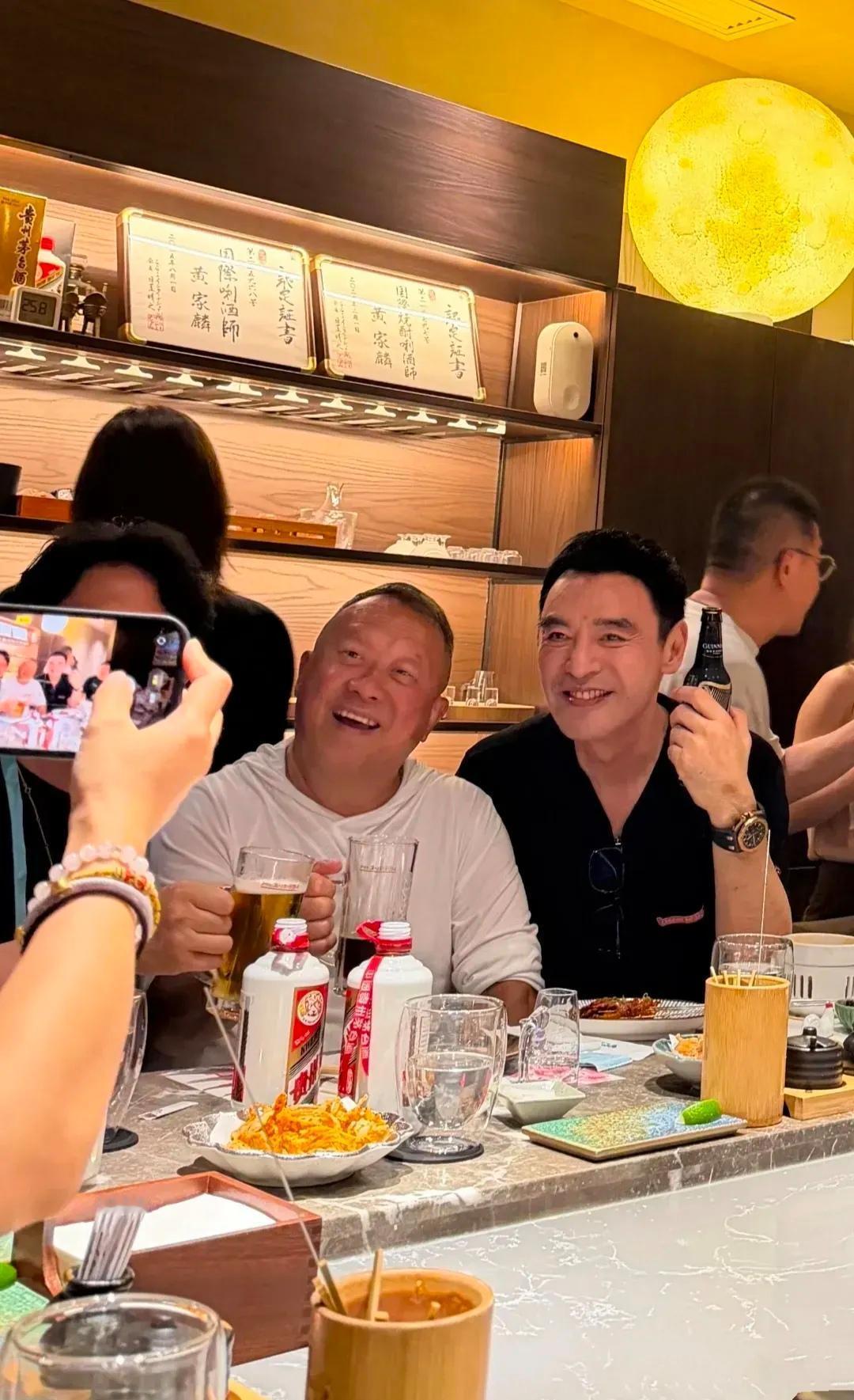 同为73岁的曾志伟和钟镇涛在一家酒馆聚餐豪饮！虽然酒桌上的菜很简单，但是这两瓶茅