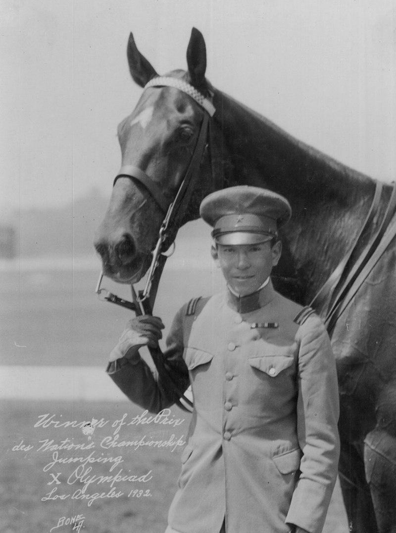 这一位，曾经是日军中“男神”级别的人物，西竹一，身高175m，穿上军装后是这样子