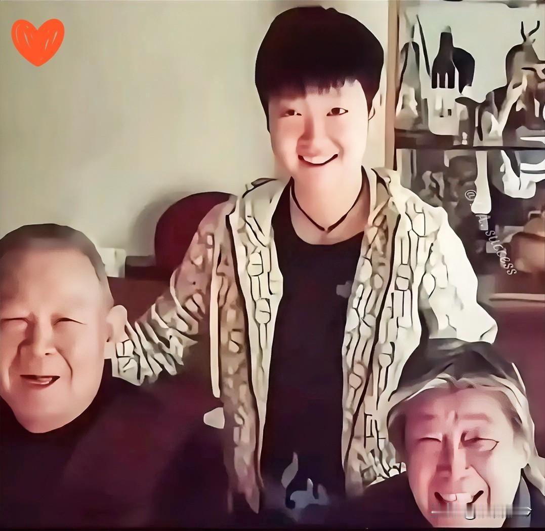 [红脸笑]刷到孙颖莎跟姥姥姥爷这张合照，第一反应就是俩字：面善。