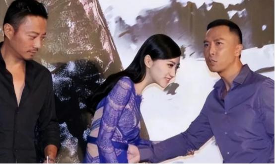 *2013年电影发布会上，甄子丹伸手要揽景甜的腰，景甜侧身躲开，张涵予眼神绝了。