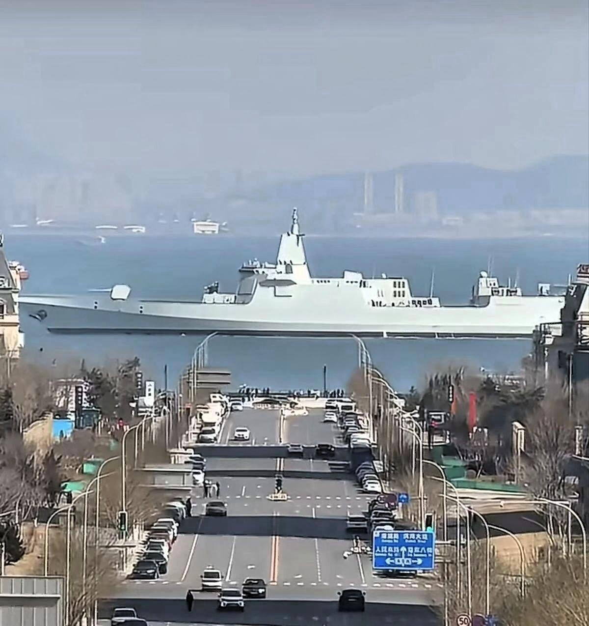 055到底有多大？海上巨兽的压迫感藏在这些细节里很多人对军舰大小的认知，往往