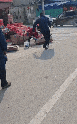 这个也太危险了，要不是小哥哥灵活，那就麻烦了。