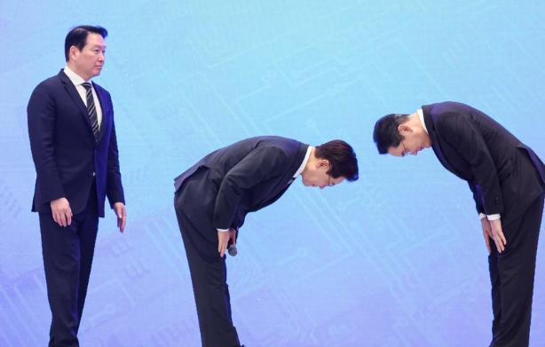 大开眼界！韩政坛卑微名场面差点升级成下跪大戏！全国媒体镜头前，李在明向两大顶级财
