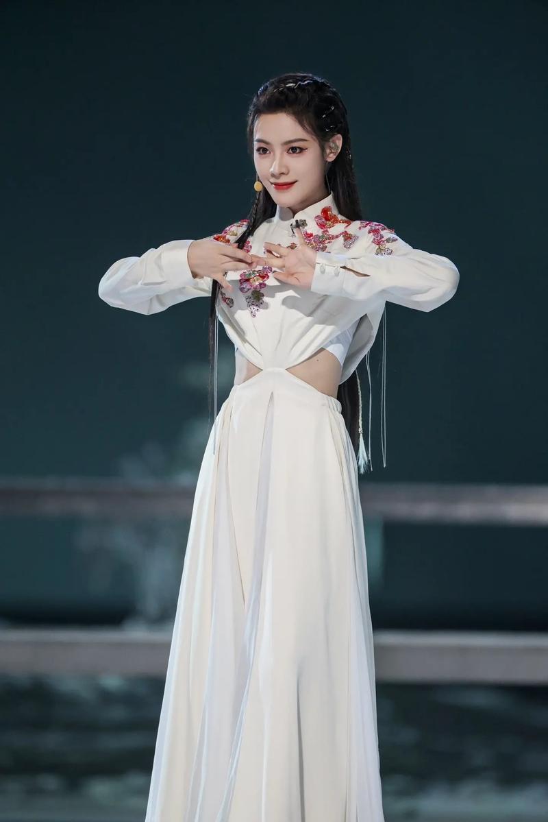 陈丽君台湾首演火爆全网，掀起越剧青春风暴。她携《我的大观园》亮相宝岛，五场演出开