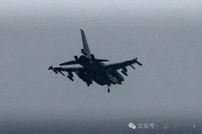 烽火问鼎计划最新照片显示，乌克兰空军的一架F-16AM战斗机被发现同时携带了A