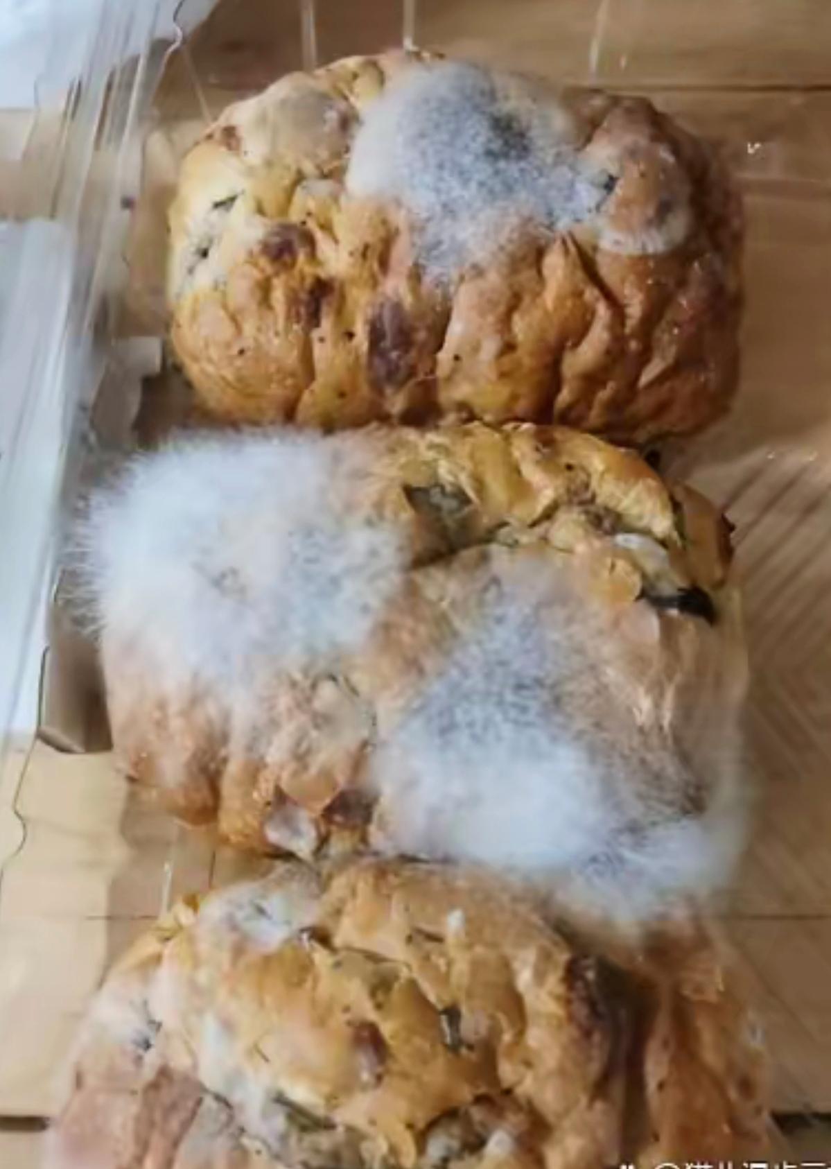 面包放一天就长白毛？是存放不当，还是其他原因？发霉小面包面包保鲜方法