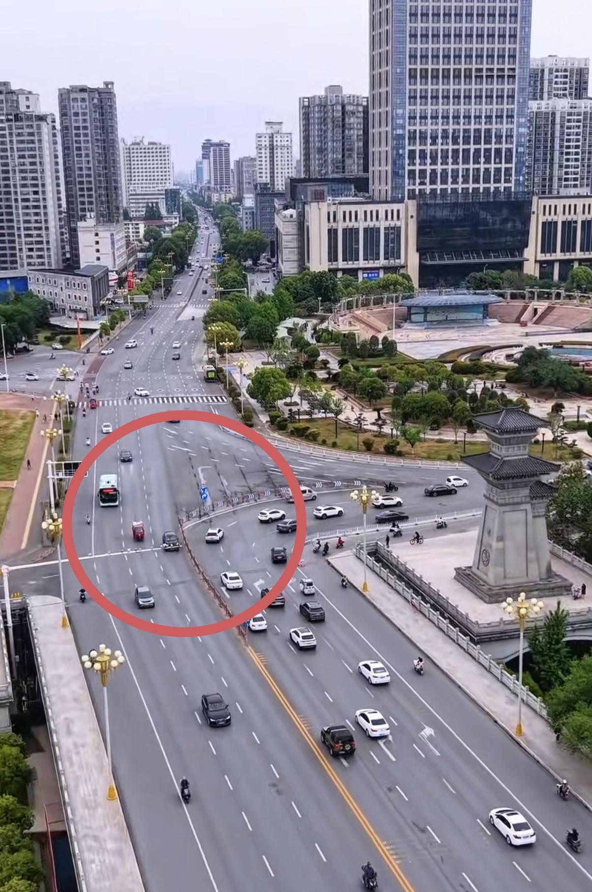 假如在这里建起一座高架桥，不是就可以直通汉中，不用再绕一大圈了。汉中的天汉大桥