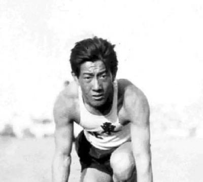 1932年，在张学良8000银元的资助下，刘长春一个人单刀赴会，前往美国洛杉矶参