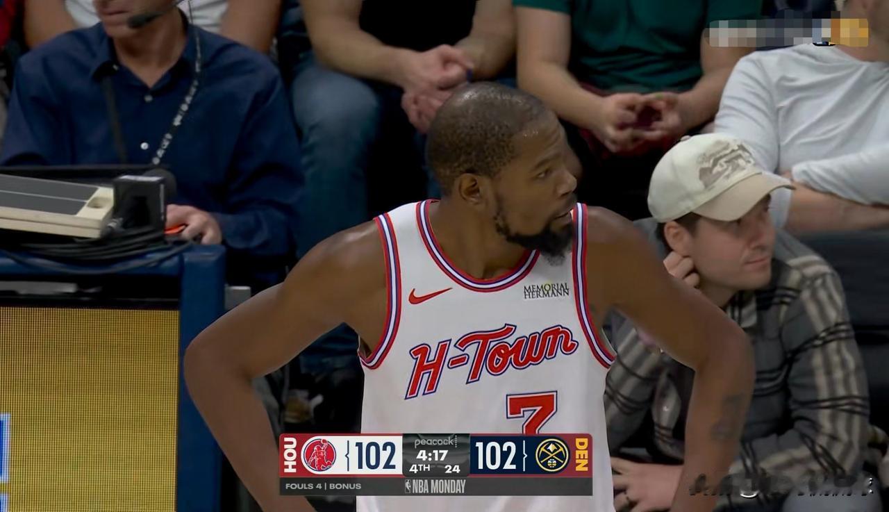 火箭老将杜兰特真是拼了老命了，他疯狂的送出5记盖帽。在今天火箭客场以125：12