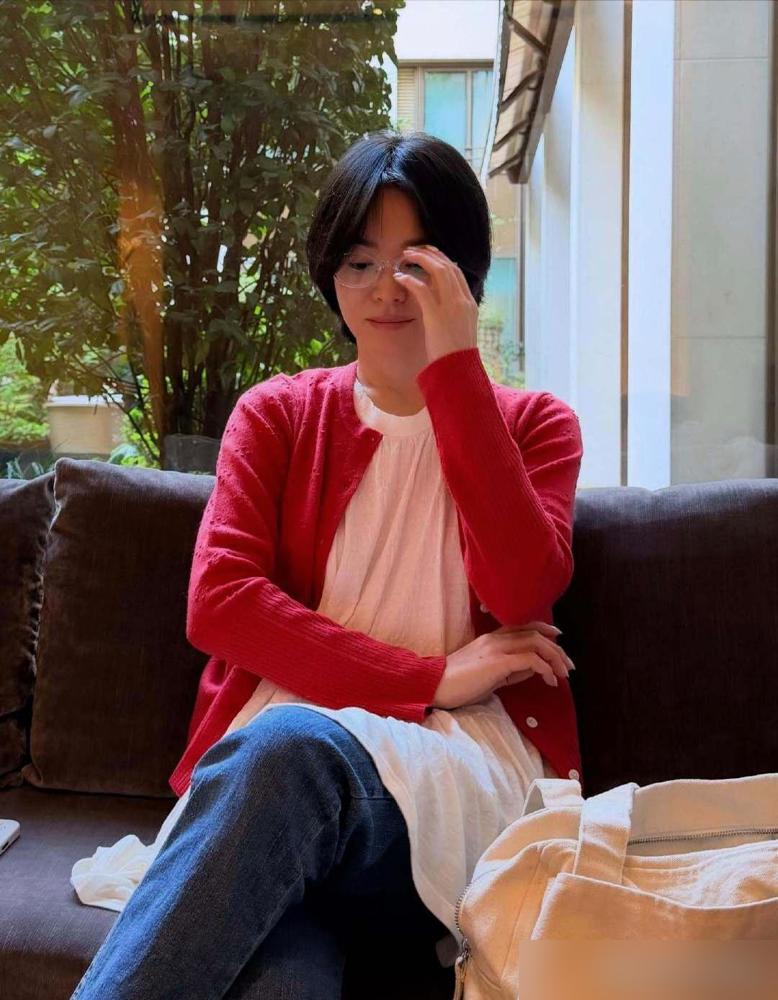 巴黎街头，宋慧乔亲密搂着的男人，竟是当年亲手为她和宋仲基拍下婚纱照的那个人。