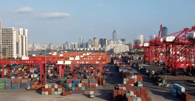 中成药一批批下架，很多人第一反应不是“该不该规范”，而是憋屈：原料是我们的，方子