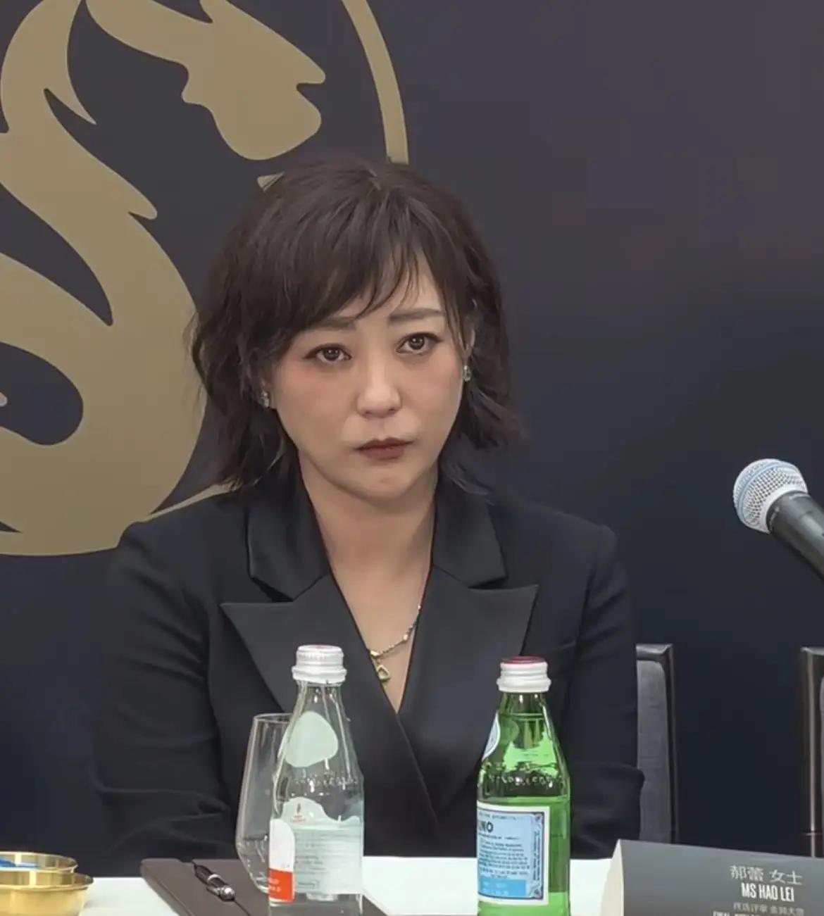 郝蕾暗讽辛芷蕾这件事，如今是越闹越大，一发不可收拾。有记者现场对郝蕾发问，当