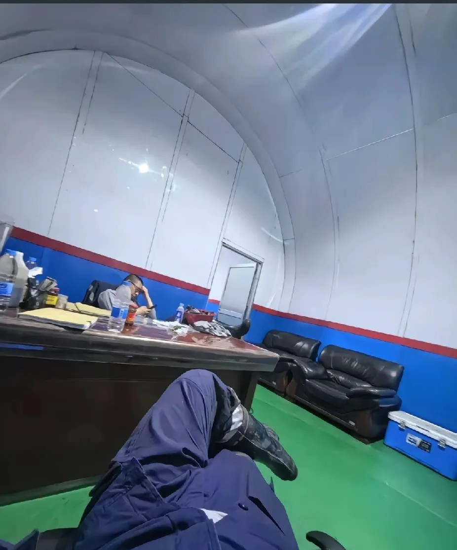 一个在煤矿上班的网友给我发了一张照片，说这就是他们在井下的矿领导办公室。通过这