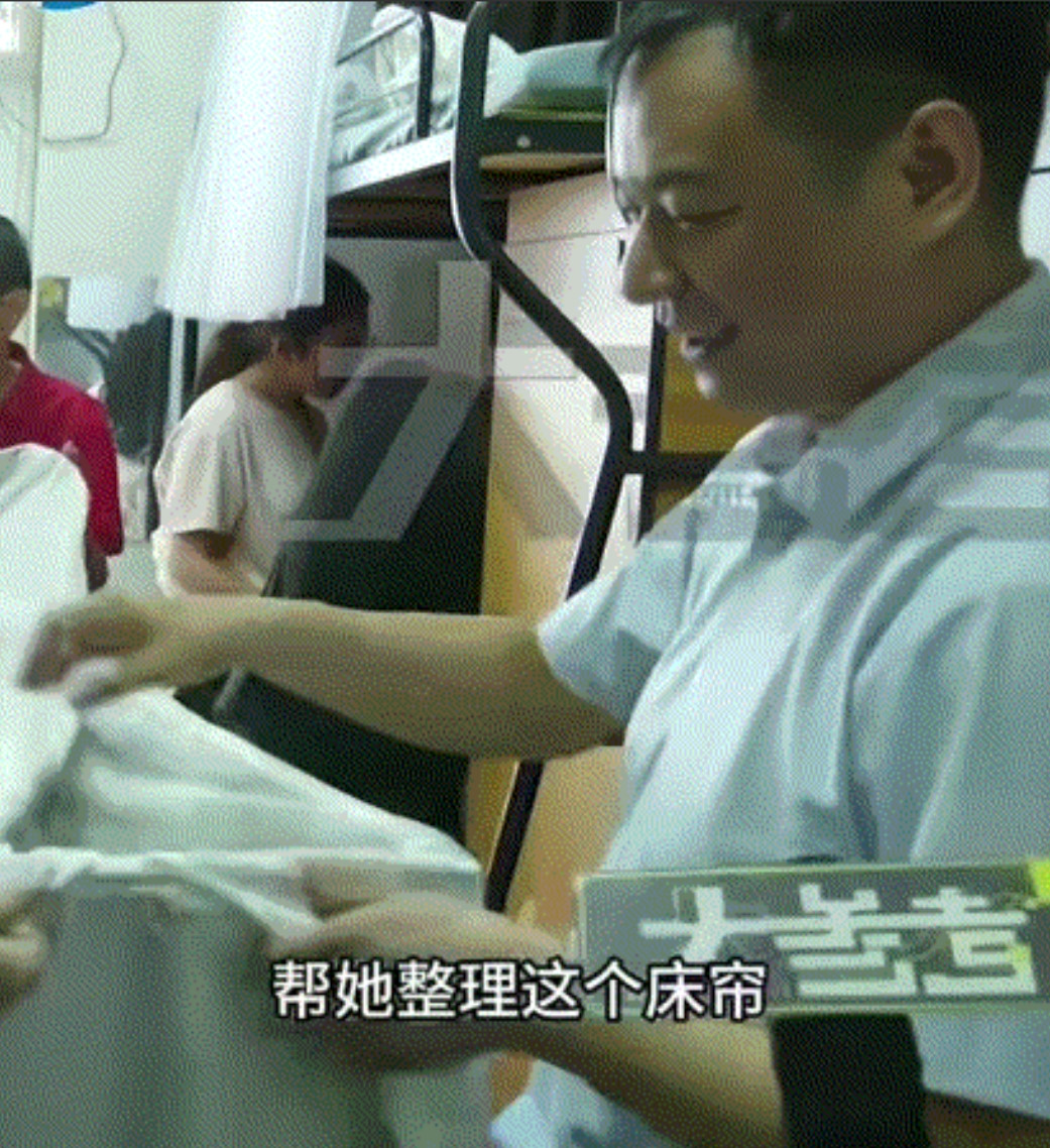 河南郑州，一女孩被录取到离家仅需二十分路程的一所大学，9月5号开学这天，父母来送