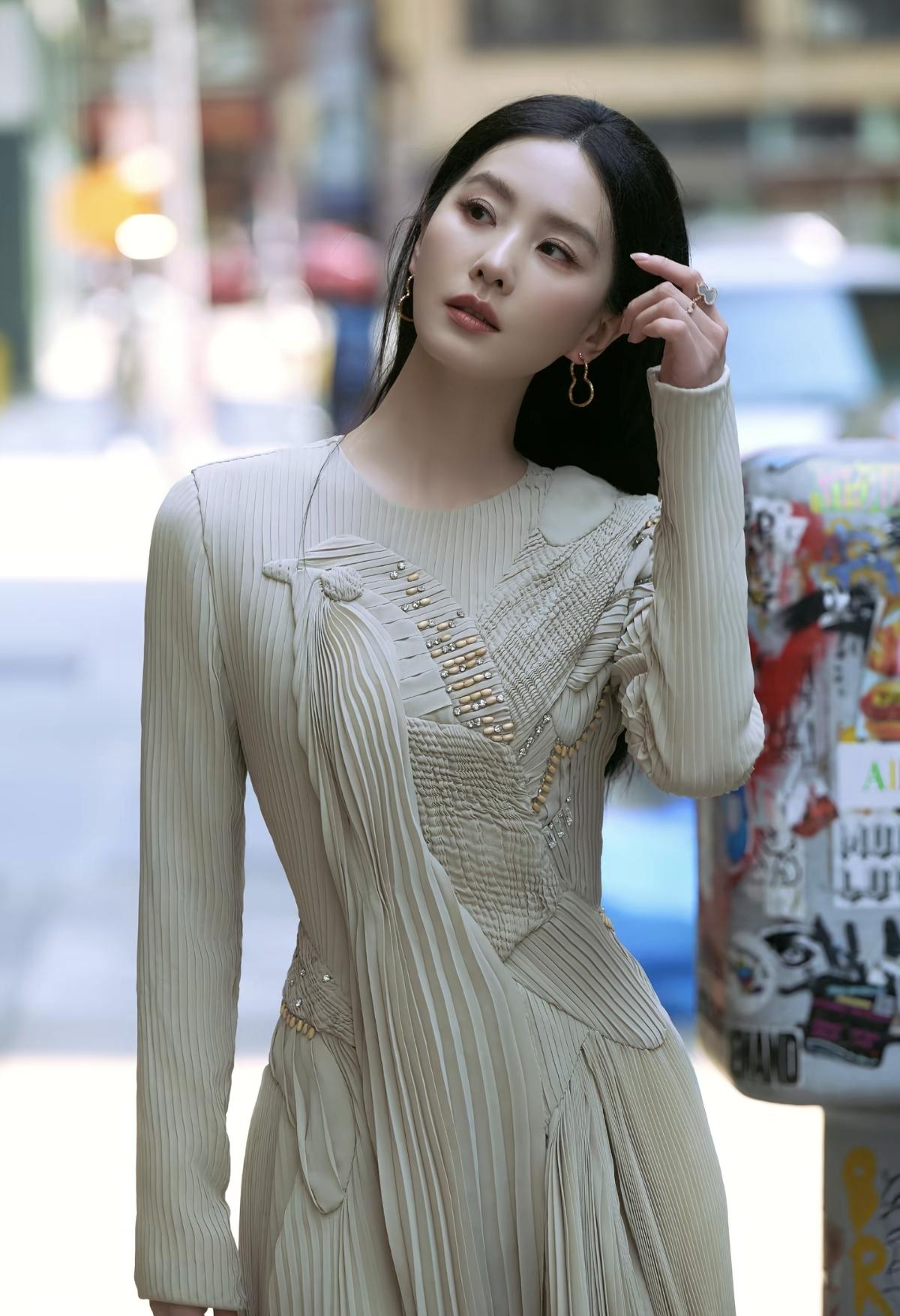 一身浅卡其褶皱礼裙，肌理感十足，城市街头，拿捏清冷大女主气场[比心]娱乐