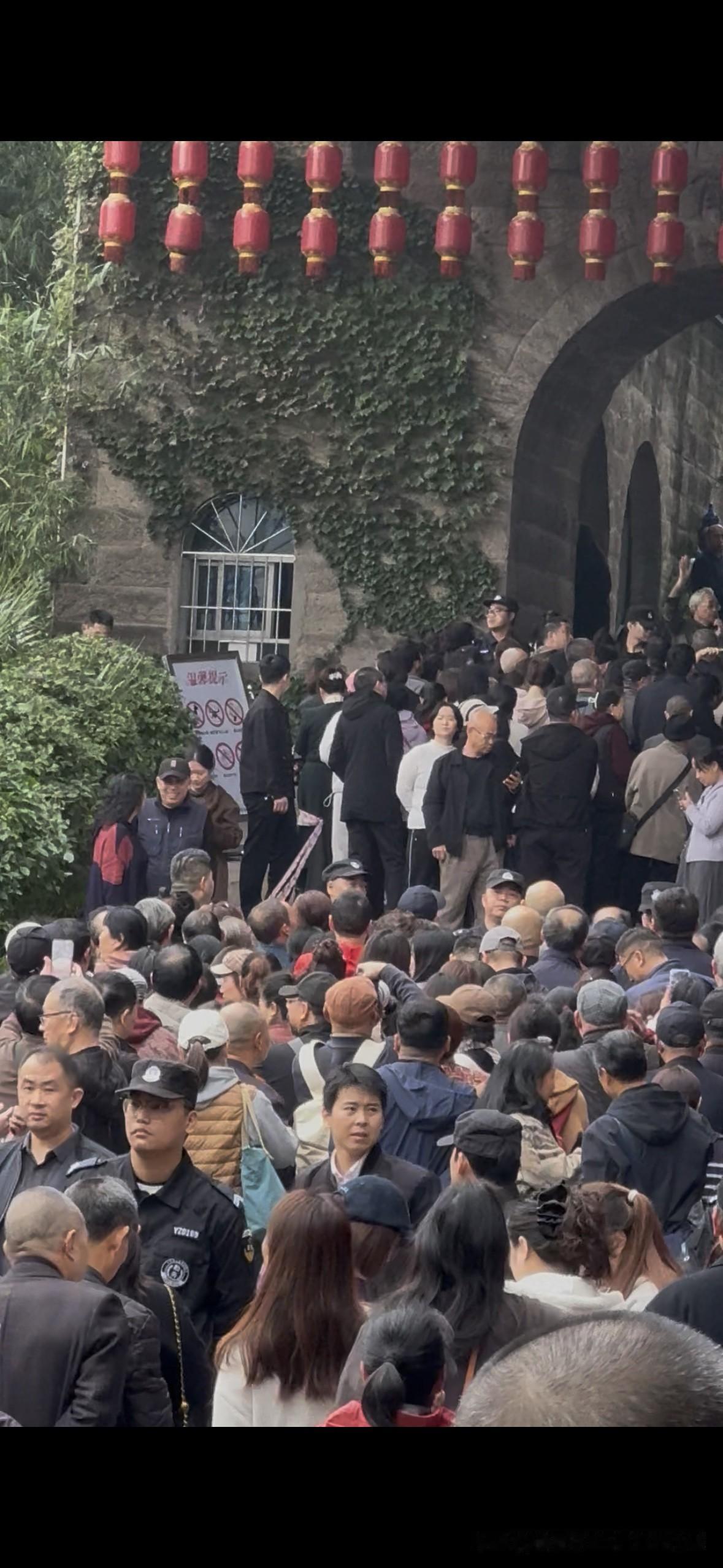 【重庆悬崖栈道开放首日，现场围的水泄不通，人山人海…】重庆人期待已久的网红悬崖