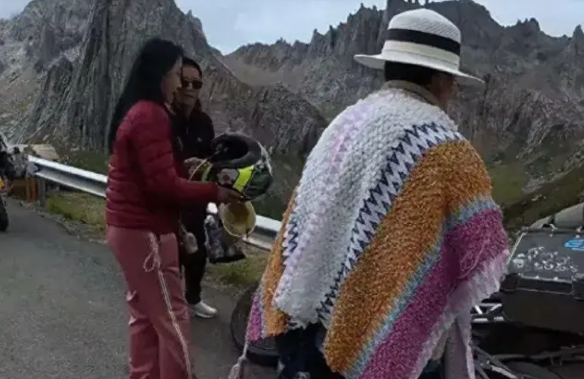 东北的一位大妈，来到四川旅游，看到人家一台摩托车停放在路边，按耐不住好奇心，居然