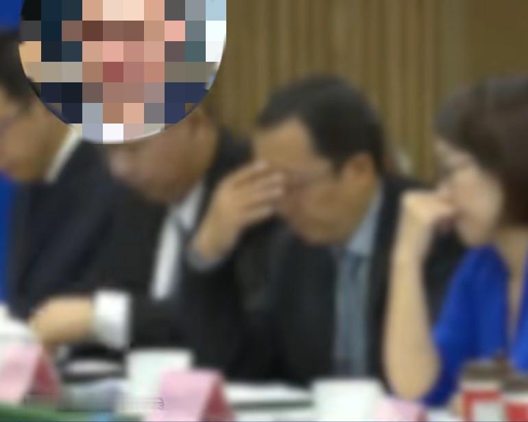 评着评着专家集体跑路，因外卖员送错餐，四专家称低血糖头晕提出叫救护车开了标，对