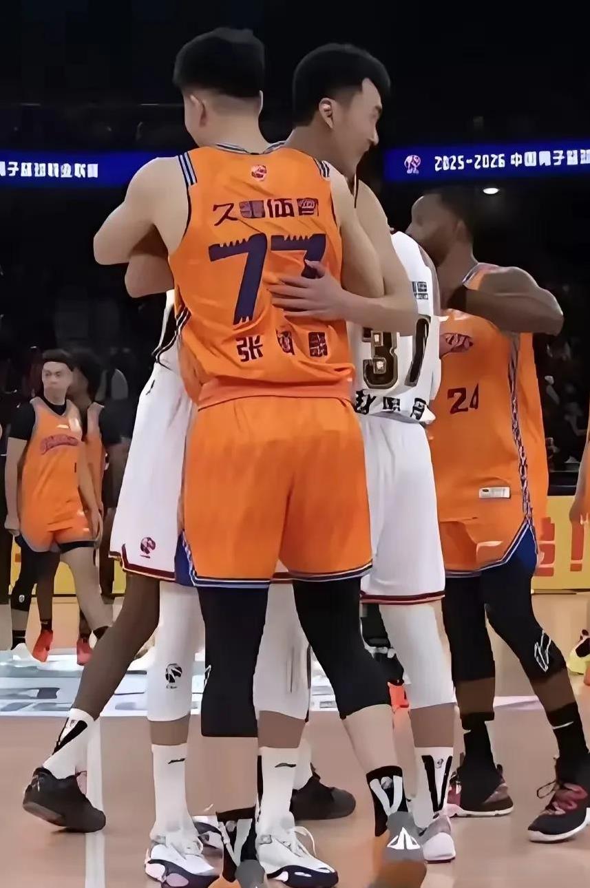 离家的孩子在外总是想念曾经，辽宁张镇麟和刘雁宇作为对手相拥！在刚刚结束的上海对