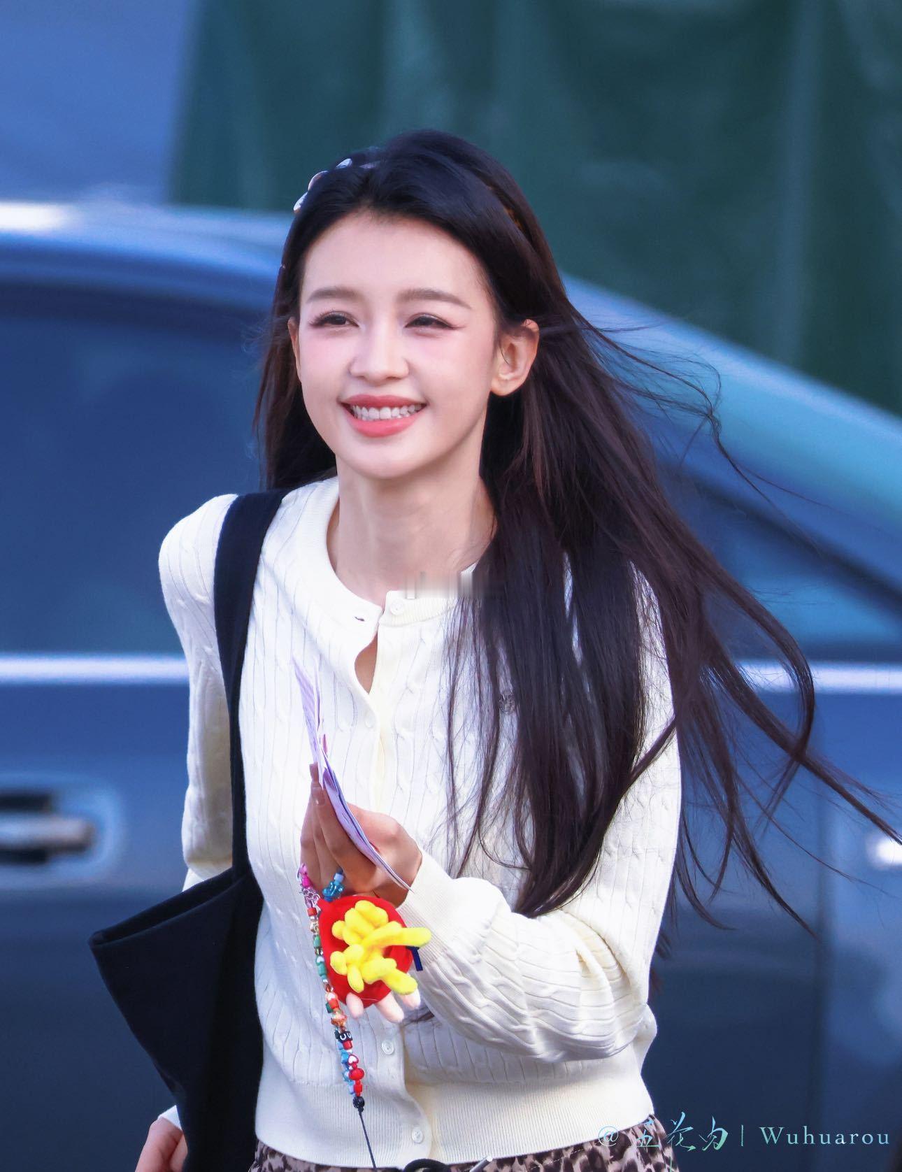 孙怡怎么年纪轻轻就耳背了粉丝喊收信孙怡掏手机，这个画面我要存下来心情不好的时候