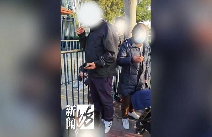 迪士尼抽烟乱象刷屏！童话世界吞云吐雾，规则底线在哪？全网怒了！上海迪士尼被