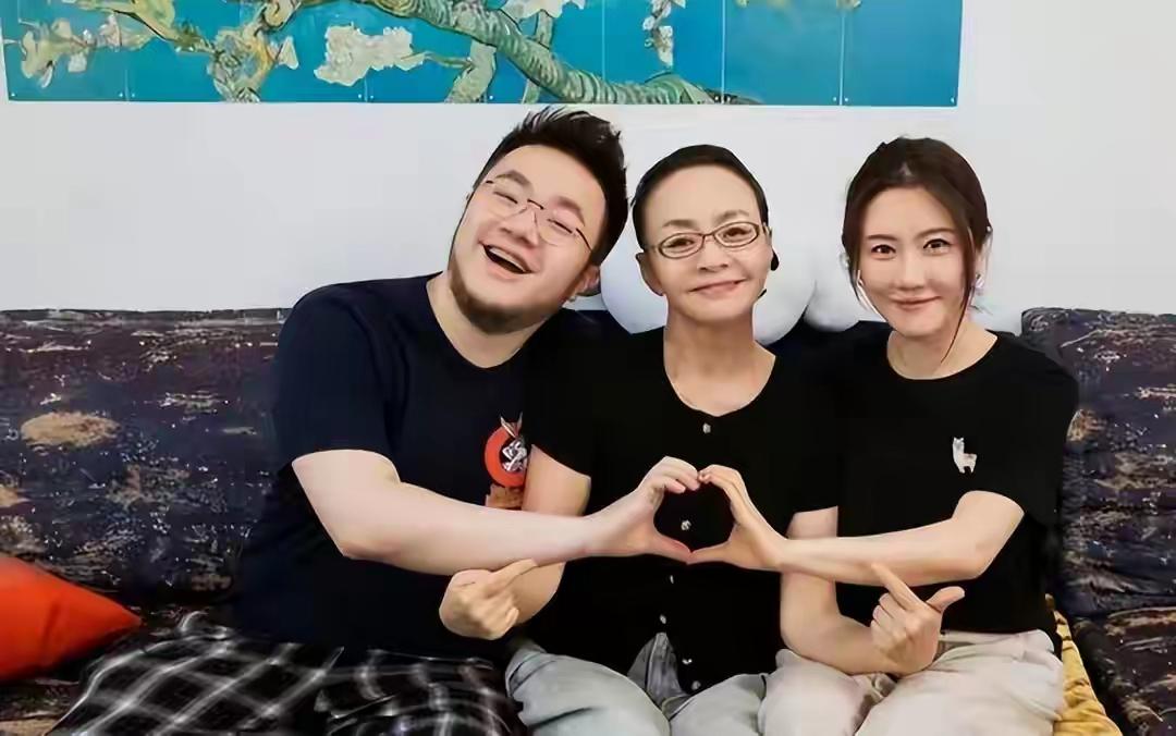 看看宋丹丹给儿孙带来了什么？优渥的物质生活。媒体爆料她身家12亿，办了财产信托公
