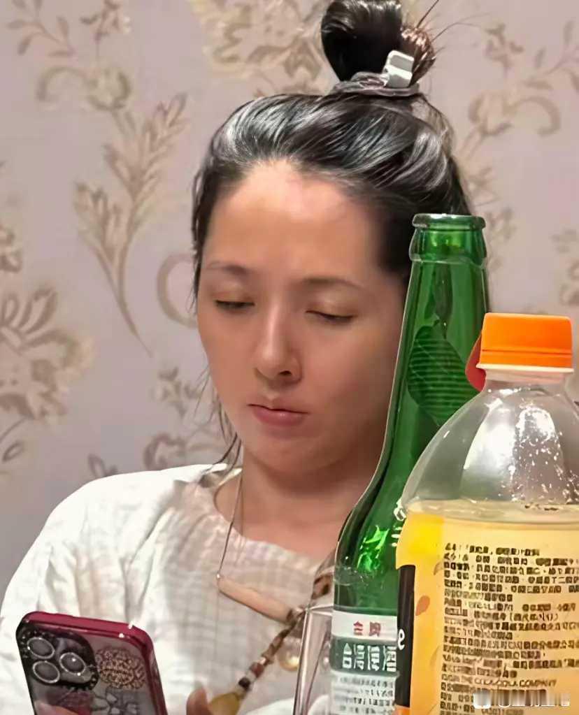 没化妆的郭碧婷实在太普了看她素颜的脸色有点蜡黄，头发随手抓上去盘成丸子头，感觉好