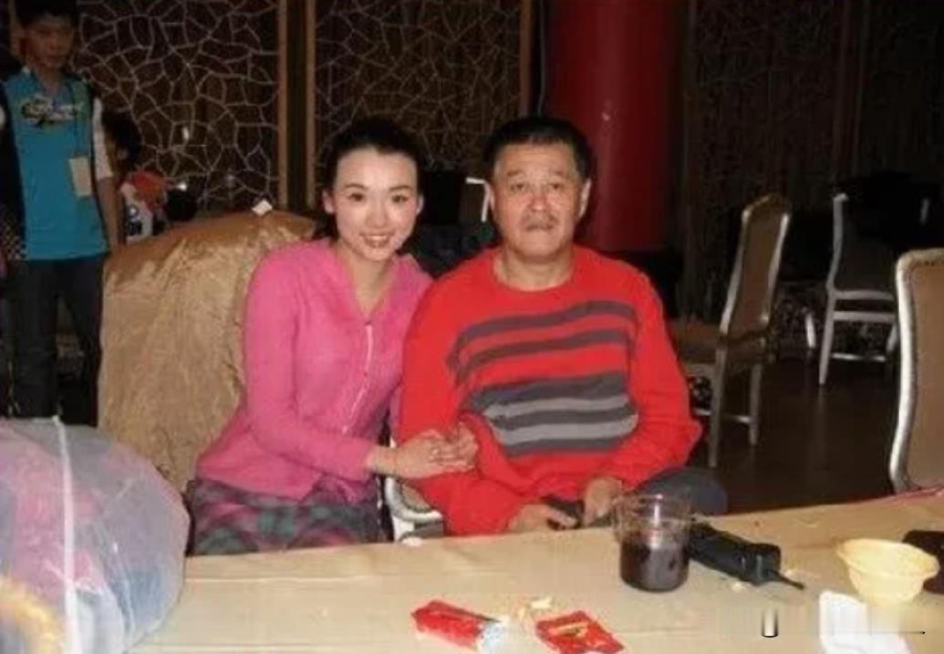 2003年，赵本山去辽宁抚顺参加活动，发现一位身材高挑，相貌惊艳的礼仪小姐，她的