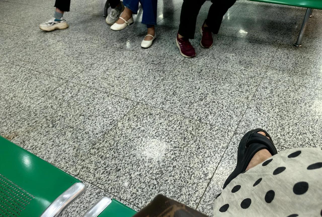 退休生活：我发现，现在的人们，都脱掉了高跟鞋，穿上了休闲鞋。前天去房产局，在休
