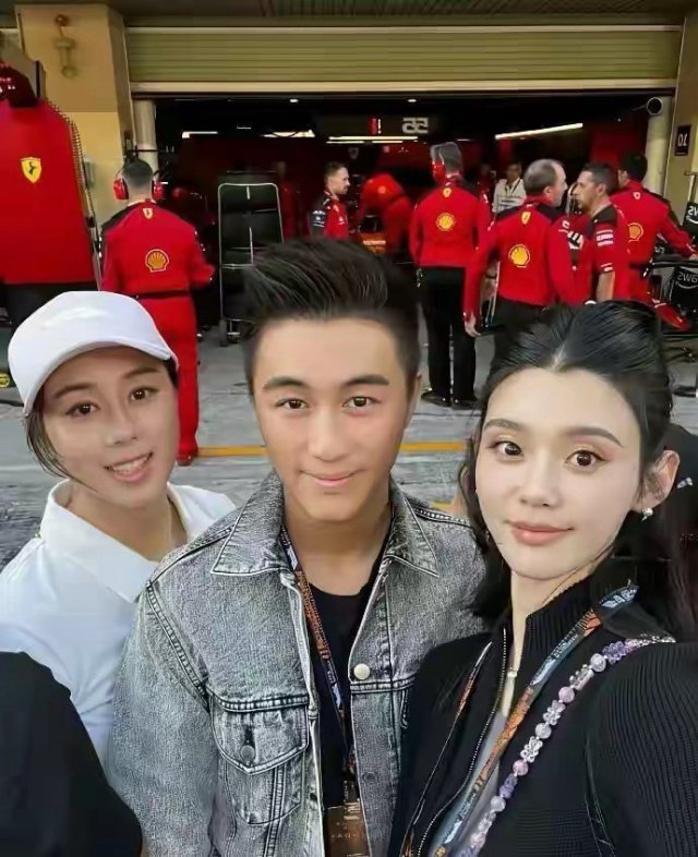 奚梦瑶情商很高，只要不挨着何猷君合照，她就站直了