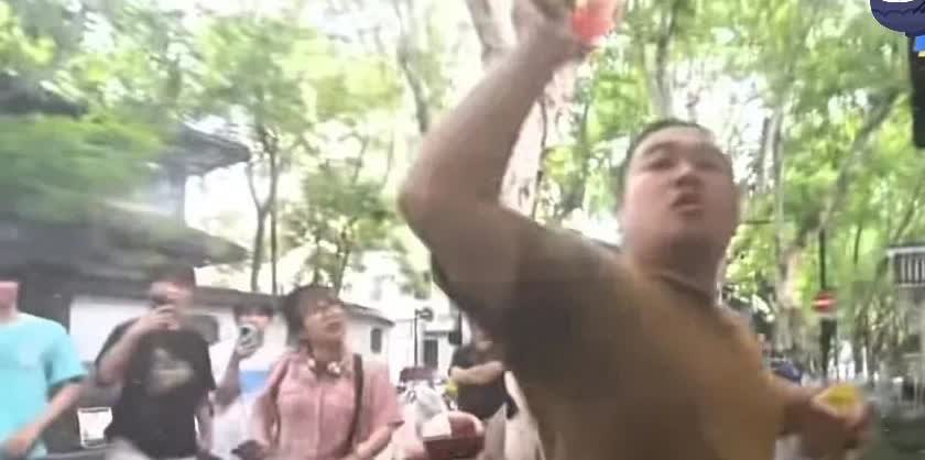 台湾网红“馆长”被黄衣男子堵饭店门口，激烈辱骂语音破口而出，怒气