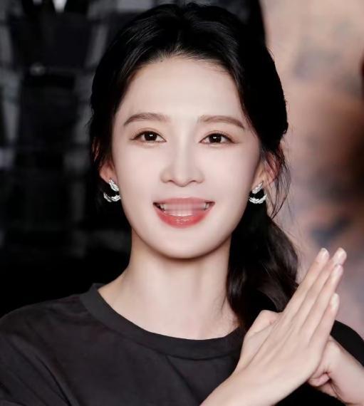 主持人问李沁:“你最想跟哪个男演员合作？”李沁说:“张若昀，我觉得是必须要合作