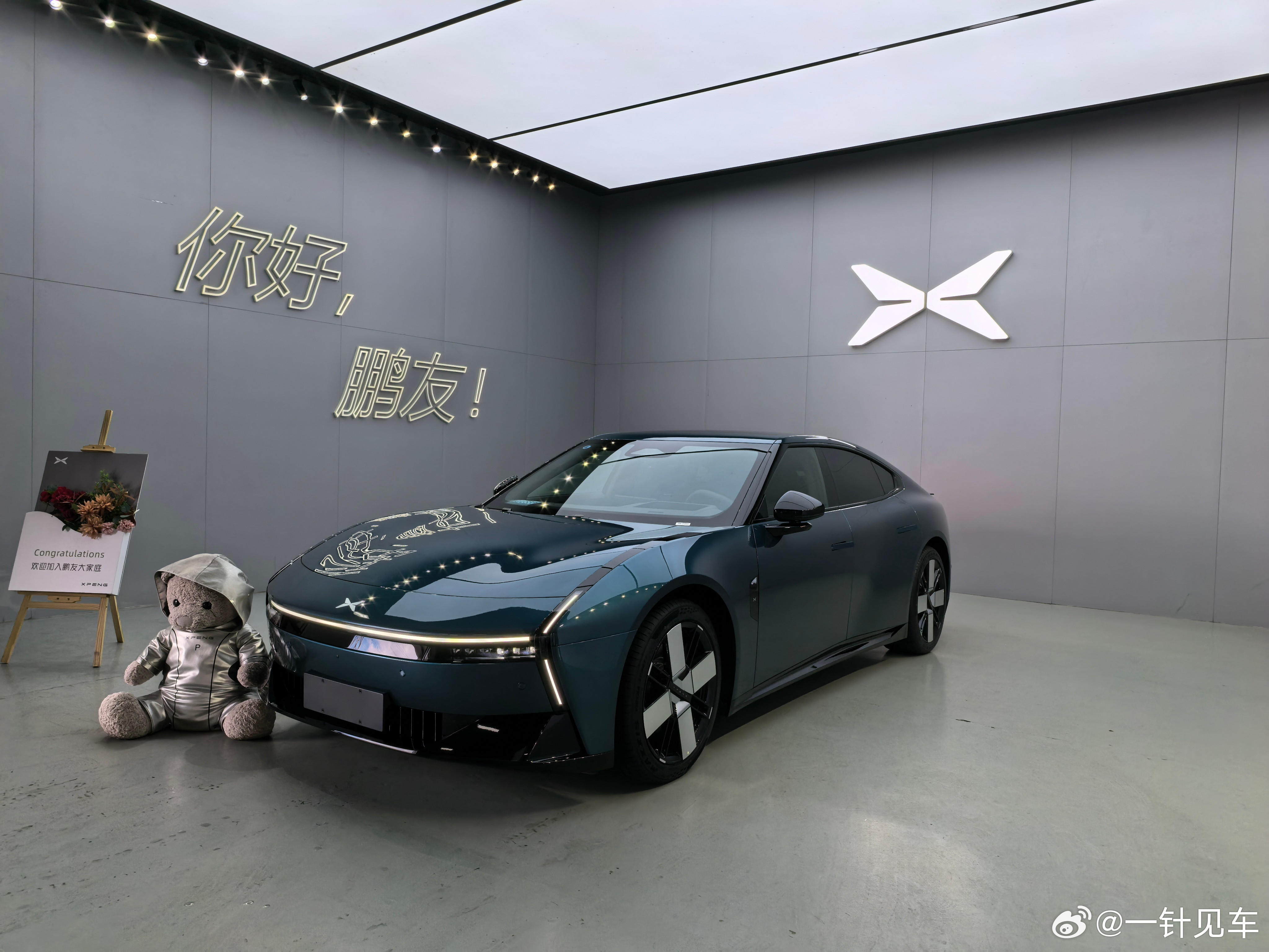 全新小鹏P7首批车主火热提车提车咯！外绿内紫，这个搭配我很喜欢[大笑]起步即高