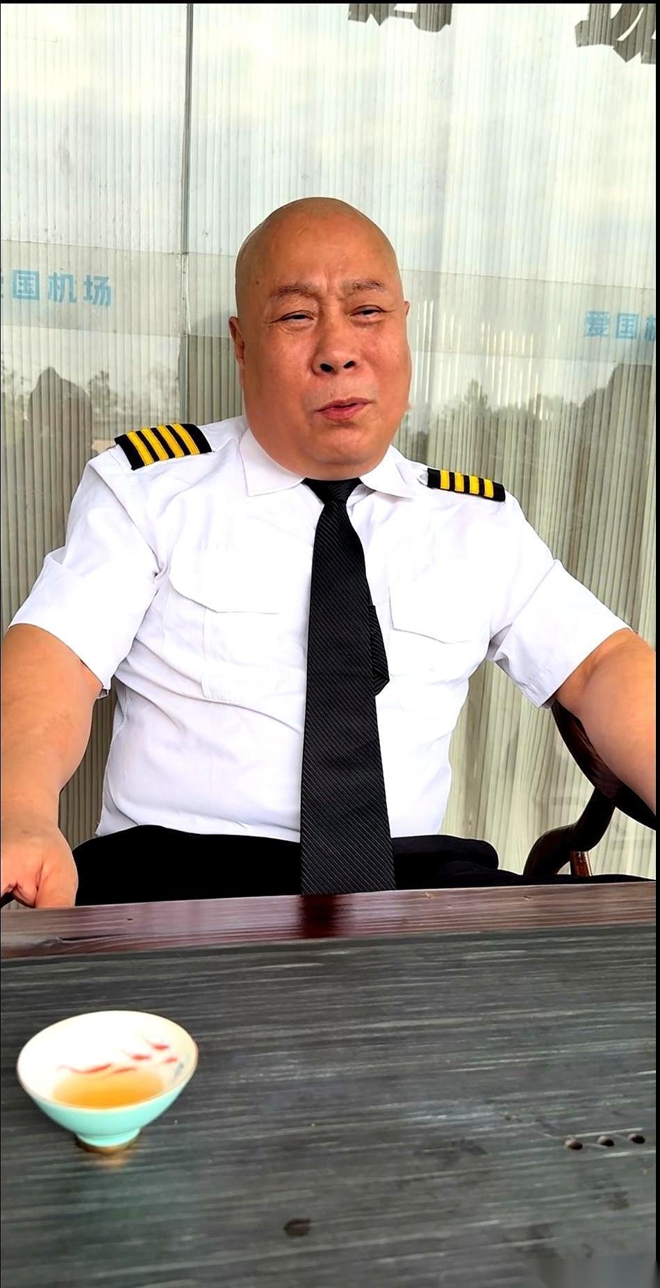 真给我看乐了。你说一个65岁，身家快50亿的北京老炮儿，就爱穿一身白衬衫黑领带