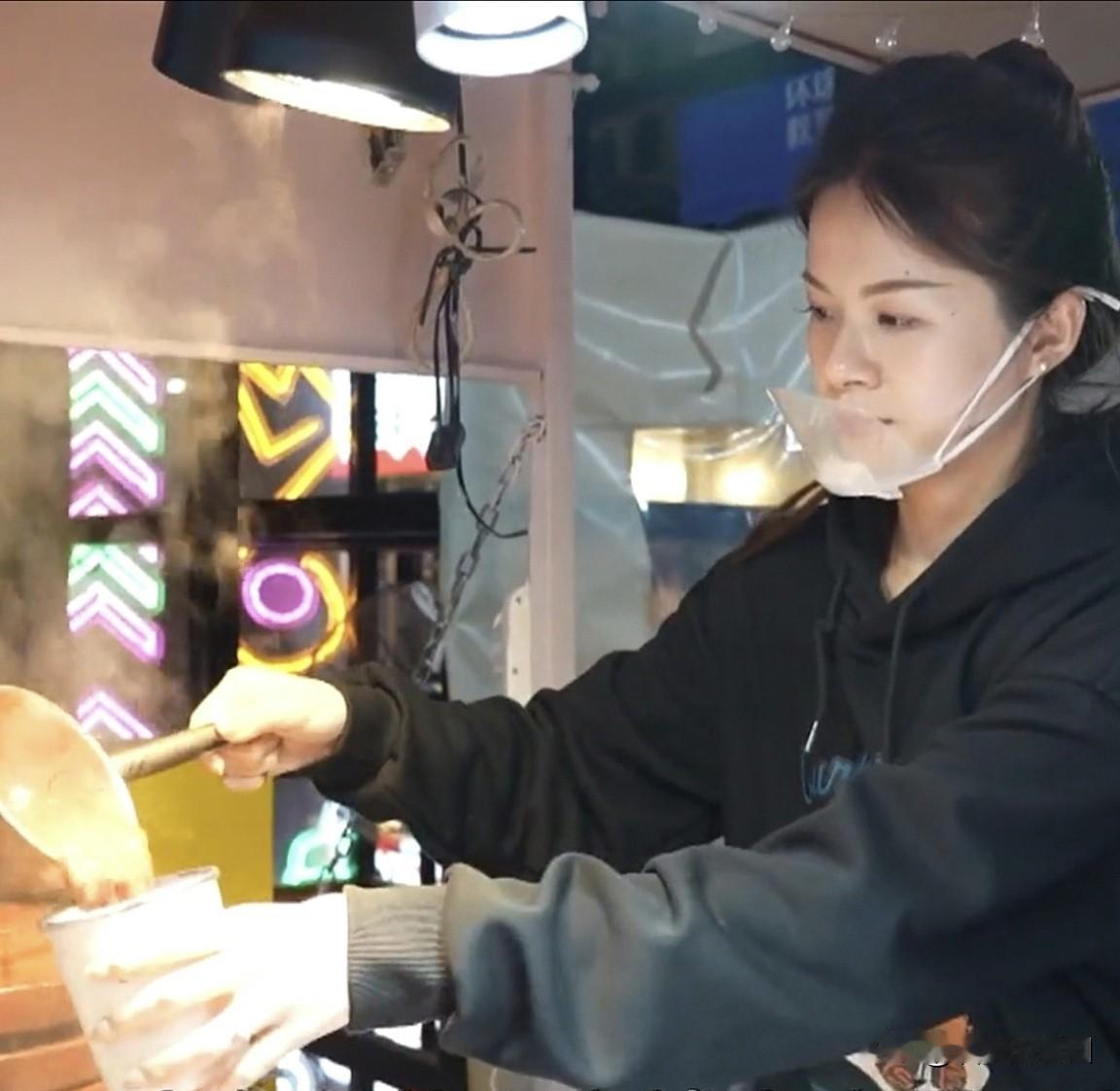 现在的年轻人，不得不让人刮目相看！据报道，长沙一单亲妈妈摆煎饼摊，受到同