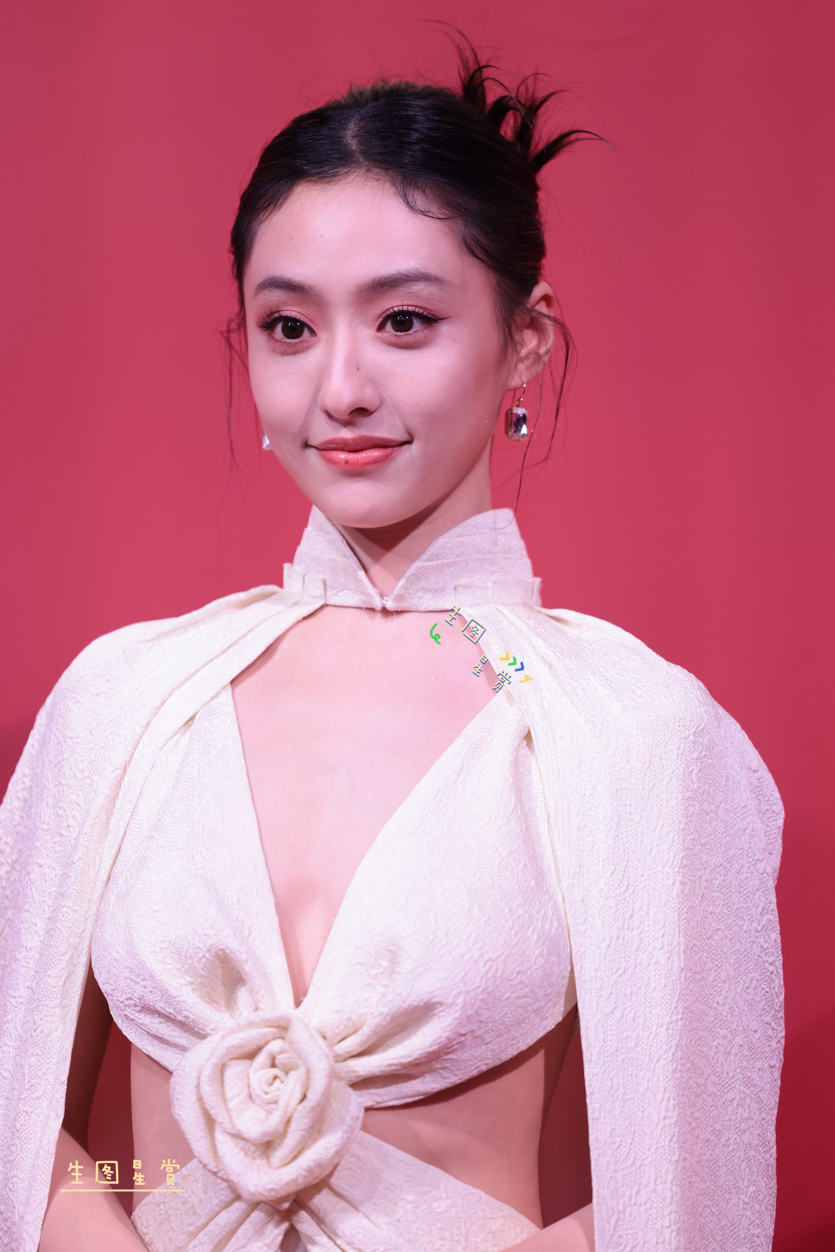 胡连馨240325上海时装周生图，好有辨识度的美，小家碧玉型亭亭玉立[给你小心心