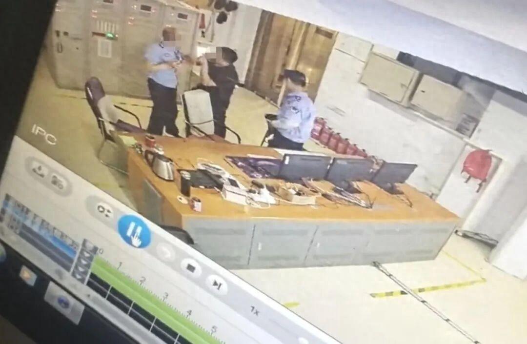 河北衡水，一名56岁保安接到业主挪车诉求后赶往现场，满身酒气的业主因几句口角突然